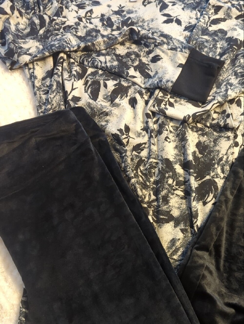 LuLaRoe Black and Cream Floral Long Sleeve Tunic W/ Leggings - Picture 2 of 3